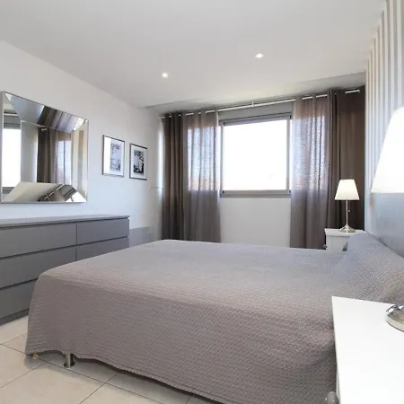 Apartment 3 Pieces Moderne A Avec Garage Prive, Internet Et Equipements Complets - Fr-1-553-191