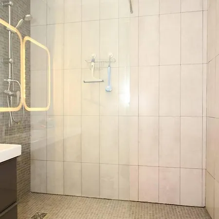 Apartment 3 Pieces Moderne A Avec Garage Prive, Internet Et Equipements Complets - Fr-1-553-191