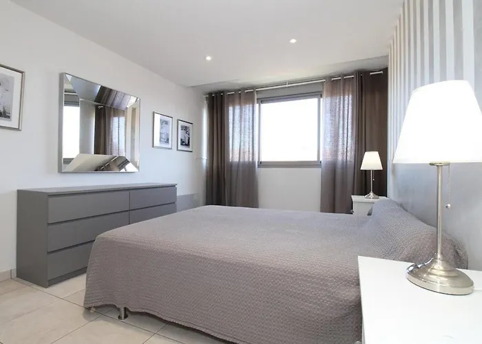 Apartament 3 Pieces Moderne A Avec Garage Prive, Internet Et Equipements Complets - Fr-1-553-191